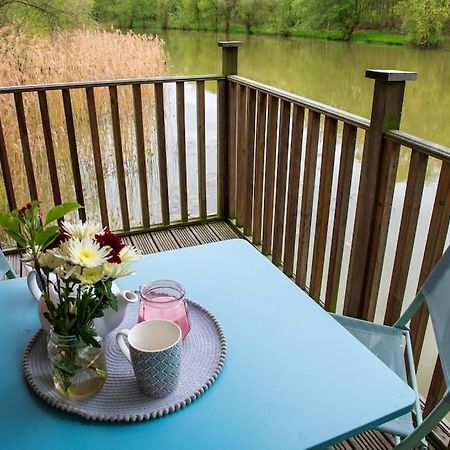 Lakeside Cabin On Stilts- 'Kingfisher' Rous Lench Dış mekan fotoğraf