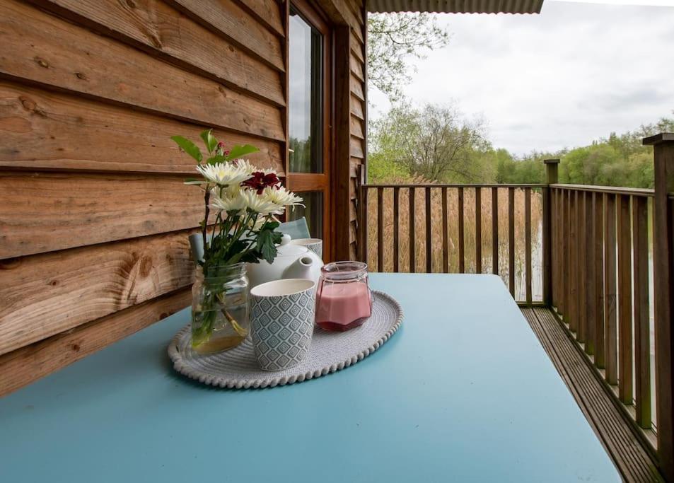 Lakeside Cabin On Stilts- 'Kingfisher' Rous Lench Dış mekan fotoğraf