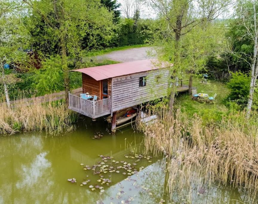 Lakeside Cabin On Stilts- 'Kingfisher' Rous Lench Dış mekan fotoğraf