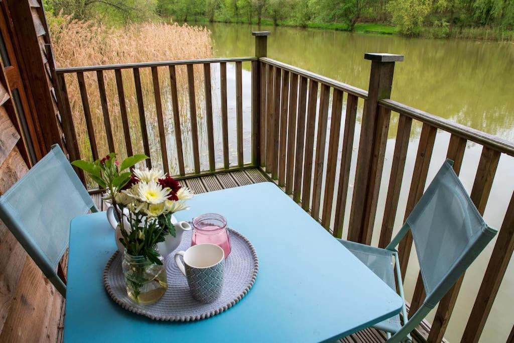 Lakeside Cabin On Stilts- 'Kingfisher' Rous Lench Dış mekan fotoğraf